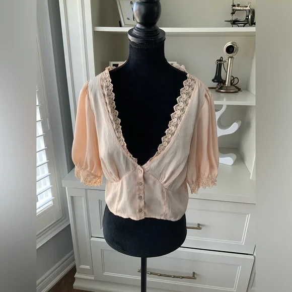 URBAN OUTFITTERS Isabella Lace Trim Satin Blouse Blush Peach Short Sleeve SZ Med - Picture 7 of 16
